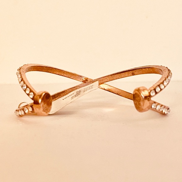 🆕 Rose Gold Criss-Cross Bracelet - Picture 2 of 4